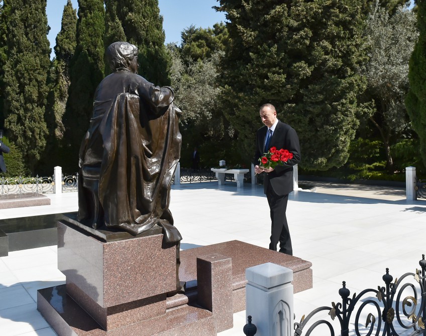 President Aliyev, his spouse visit grave of country’s National Leader Heydar Aliyev