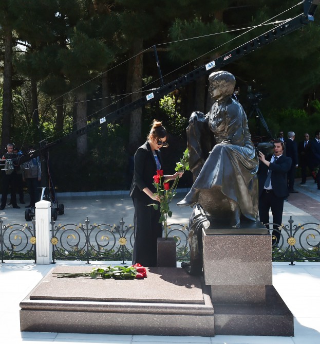 President Aliyev, his spouse visit grave of country’s National Leader Heydar Aliyev