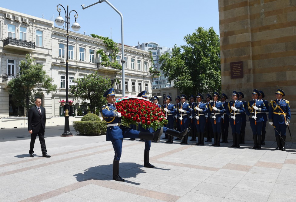 President Aliyev visits memorial of Azerbaijan Democratic Republic (PHOTO)