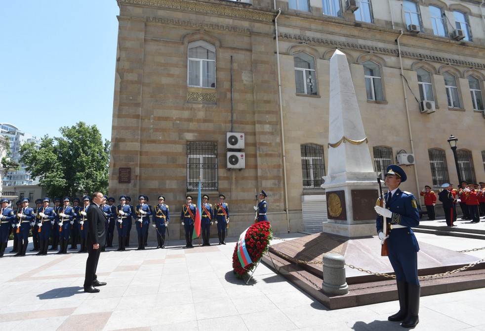 President Aliyev visits memorial of Azerbaijan Democratic Republic (PHOTO)