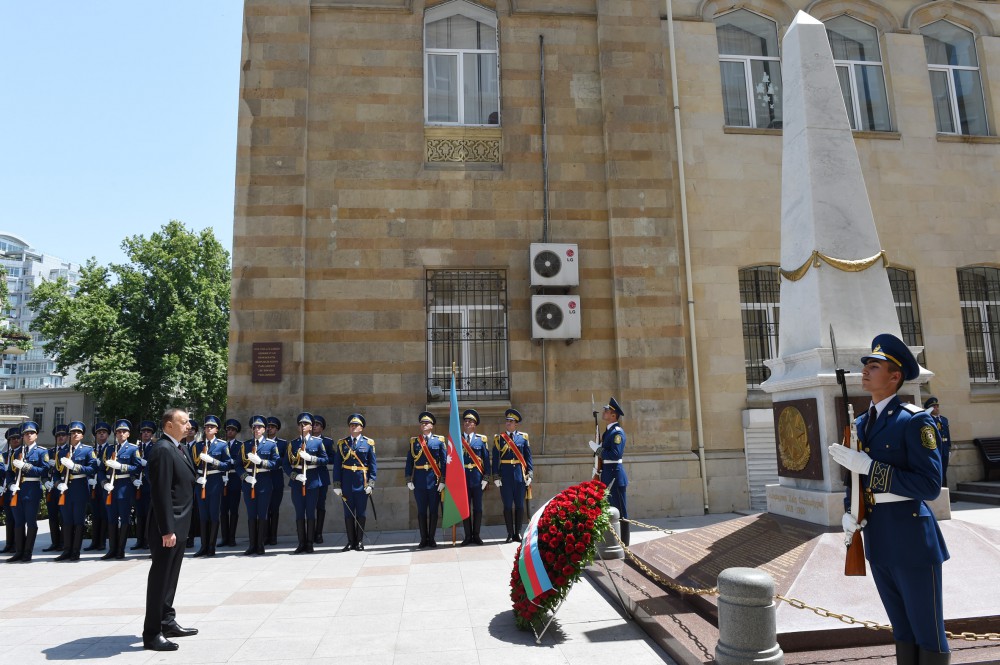 President Aliyev visits memorial of Azerbaijan Democratic Republic (PHOTO)