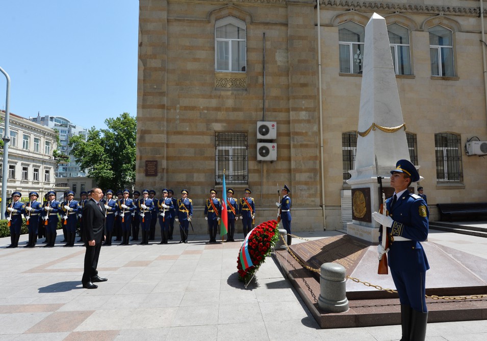 President Aliyev visits memorial of Azerbaijan Democratic Republic (PHOTO)
