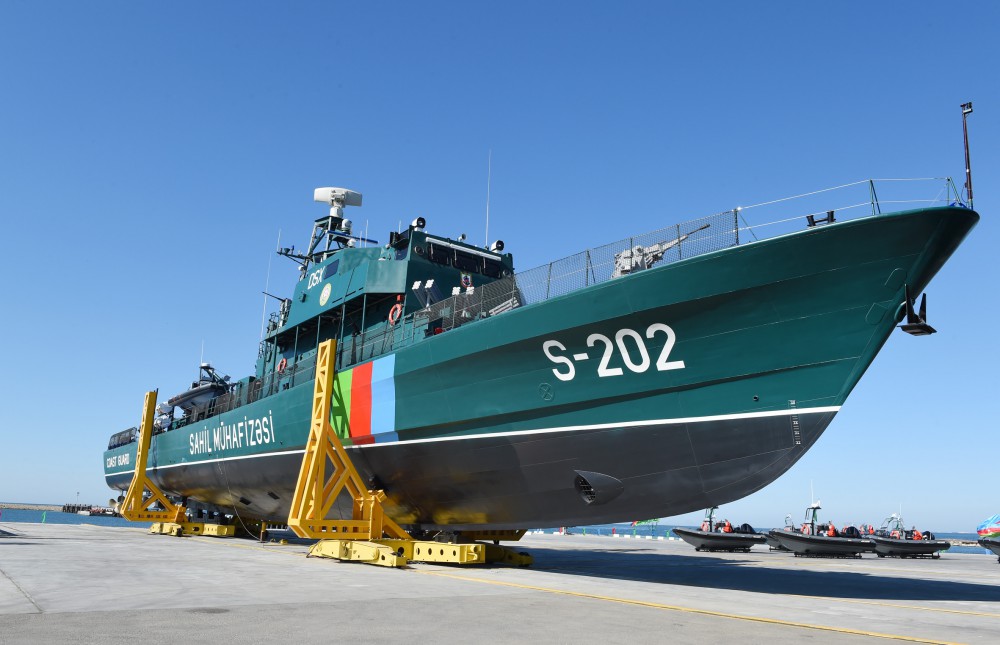 Azerbaijani president reviews new border guard ship of State Border Service (PHOTO)