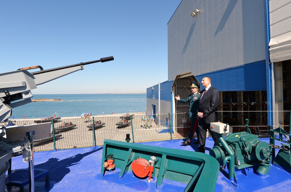 Azerbaijani president reviews new border guard ship of State Border Service (PHOTO)