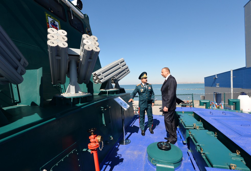 Azerbaijani president reviews new border guard ship of State Border Service (PHOTO)