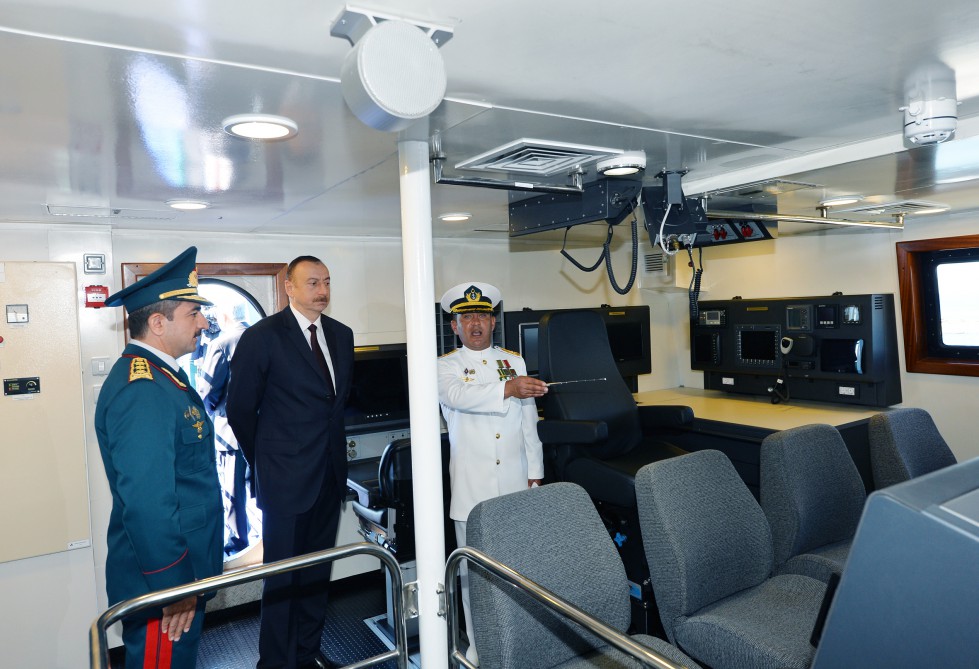 Azerbaijani president reviews new border guard ship of State Border Service (PHOTO)