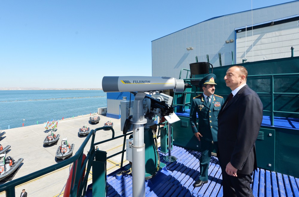 Azerbaijani president reviews new border guard ship of State Border Service (PHOTO)