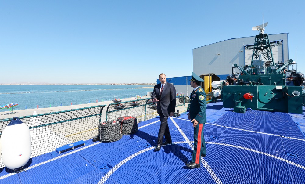 Azerbaijani president reviews new border guard ship of State Border Service (PHOTO)