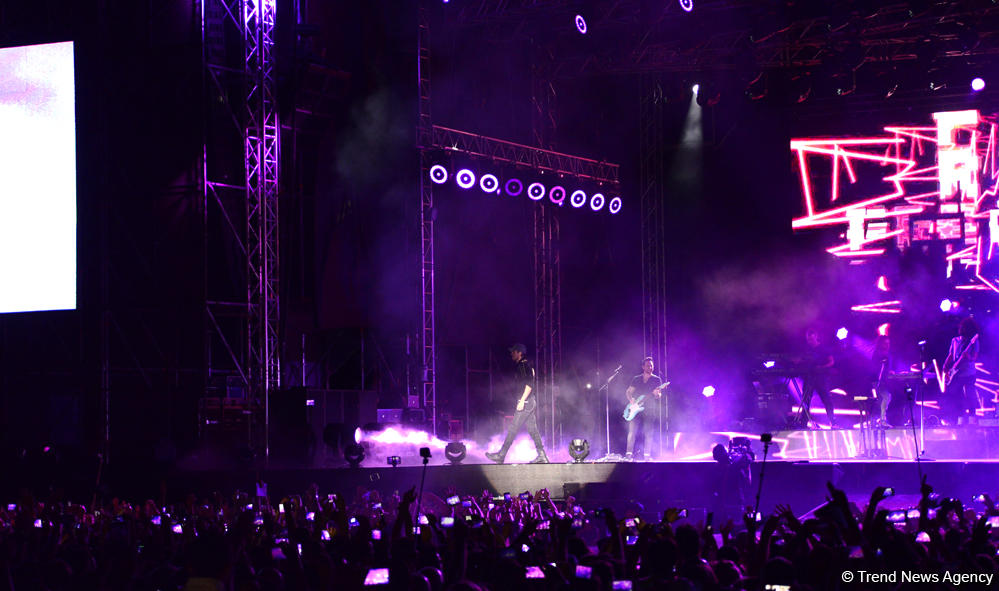 Enrique Iglesias performs in Baku as part of F1 Grand Prix (PHOTO)