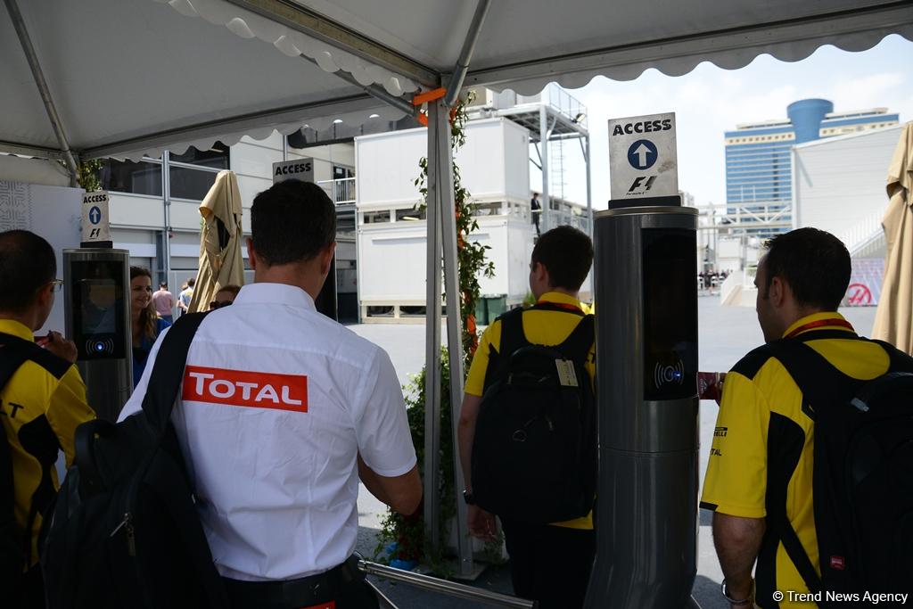 F1 technical staff in Baku conducting pre-racing tests (PHOTO)