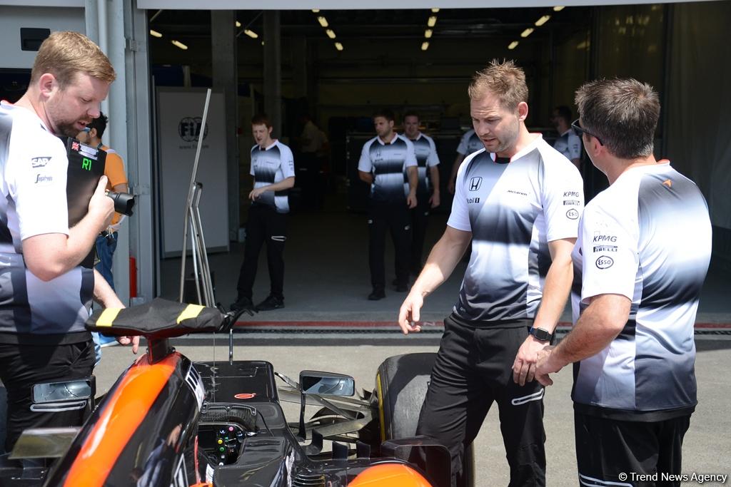 F1 technical staff in Baku conducting pre-racing tests (PHOTO)