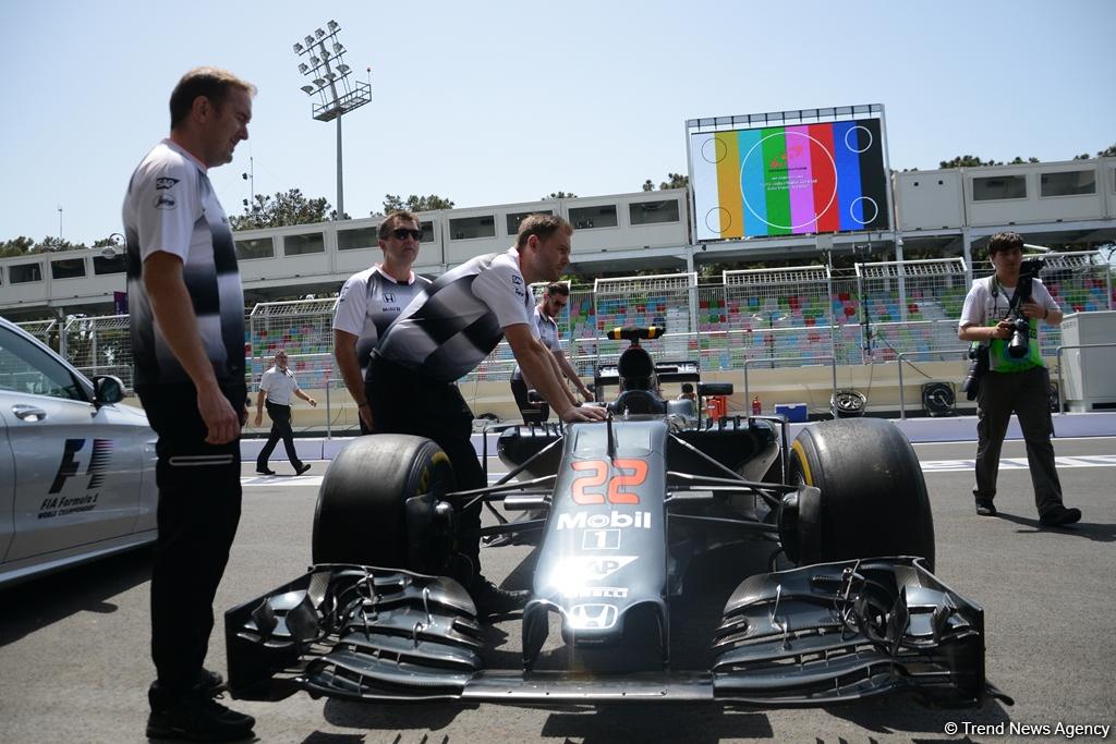 F1 technical staff in Baku conducting pre-racing tests (PHOTO)