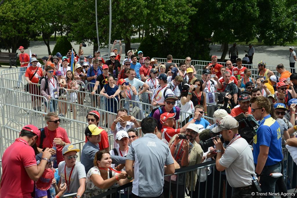 F1 autograph session by Manor’s Haryanto in Baku (PHOTOS)