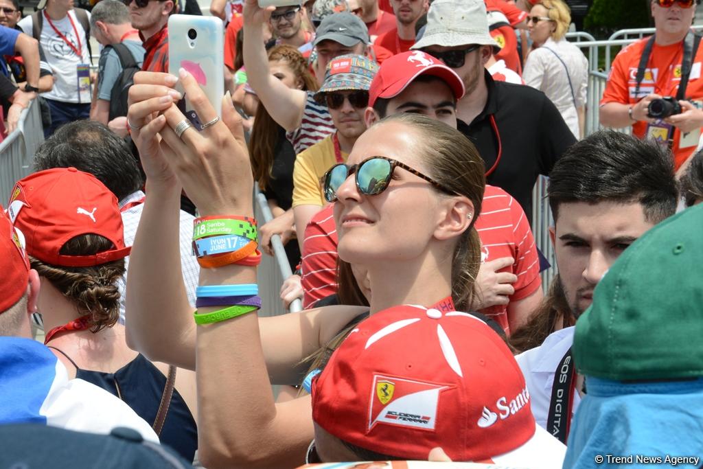 F1 autograph session by Manor’s Haryanto in Baku (PHOTOS)