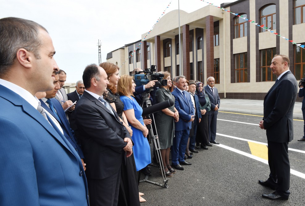 President Aliyev meets with Nardaran residents (PHOTO)
