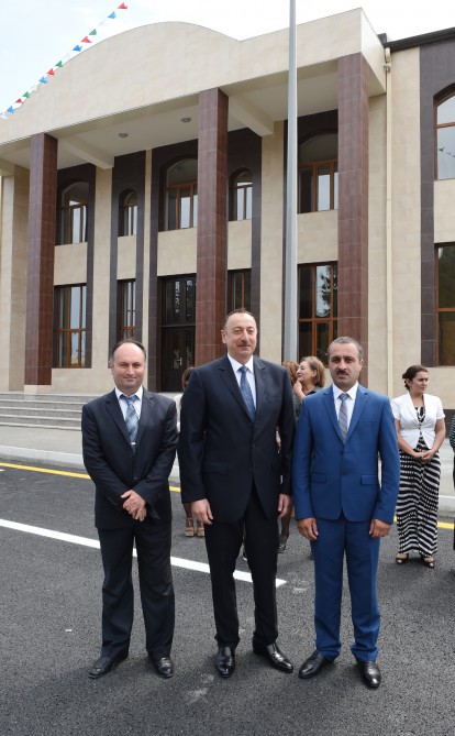 President Aliyev meets with Nardaran residents (PHOTO)
