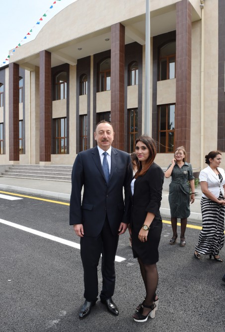 President Aliyev meets with Nardaran residents (PHOTO)