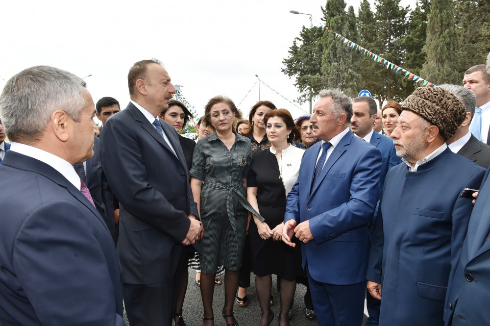 President Aliyev meets with Nardaran residents (PHOTO)