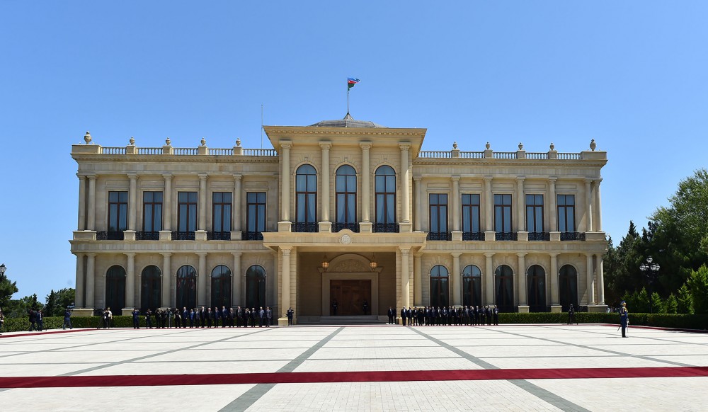 Official welcoming ceremony held in Baku for Iranian president
