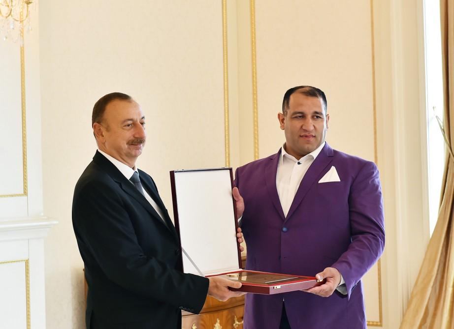 Ilham Aliyev meets Azerbaijani Paralympians (PHOTO)