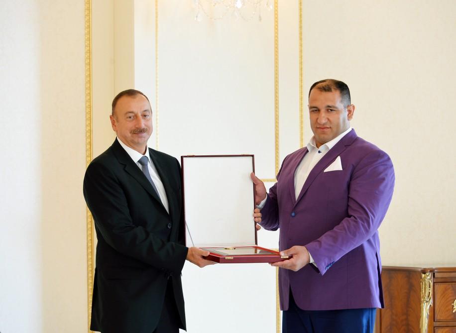 Ilham Aliyev meets Azerbaijani Paralympians (PHOTO)