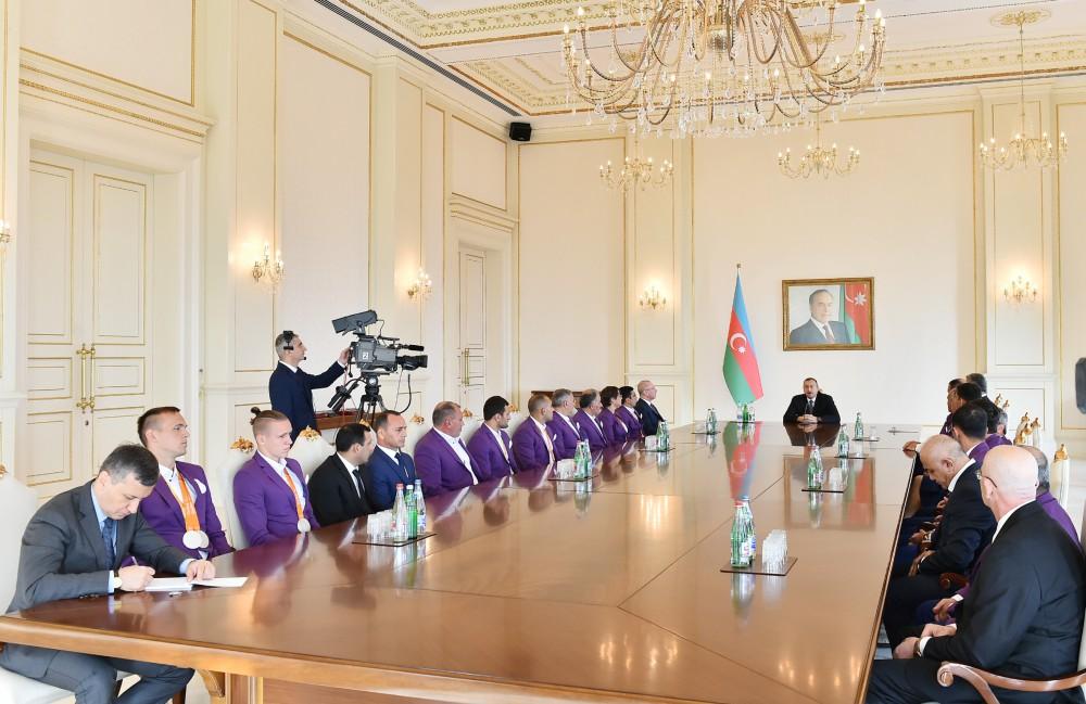Ilham Aliyev meets Azerbaijani Paralympians (PHOTO)
