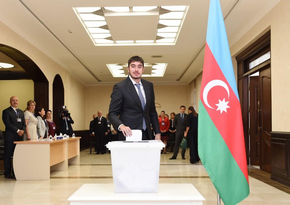 Ilham Aliyev, his spouse vote at constitutional referendum