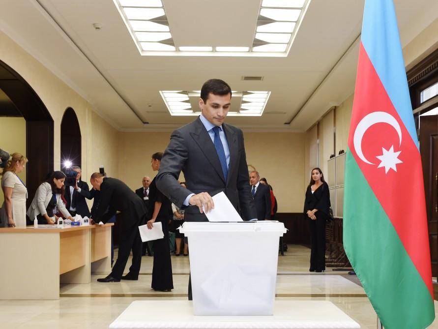 Ilham Aliyev, his spouse vote at constitutional referendum