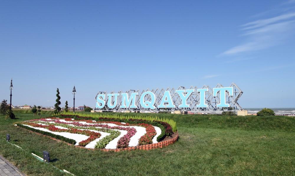 Ilham Aliyev views newly renovated Sahil Street in Sumgayit (PHOTO)