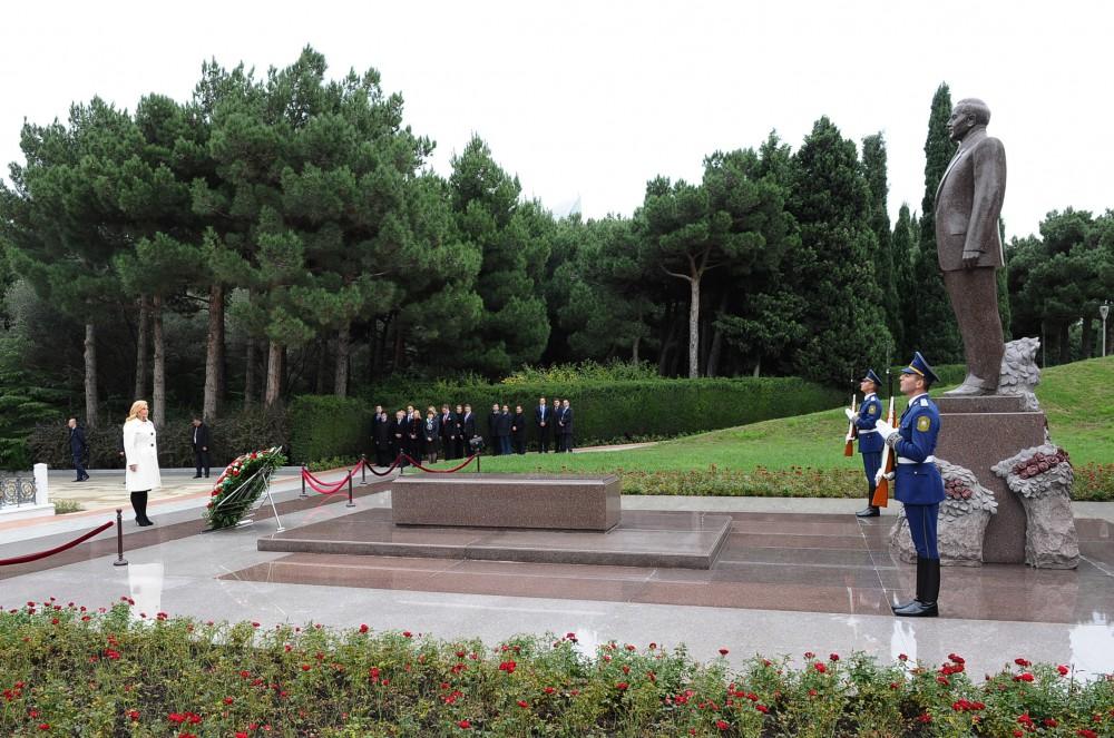 Croatian president visits Alley of Honors, Alley of Martyrs (PHOTO)