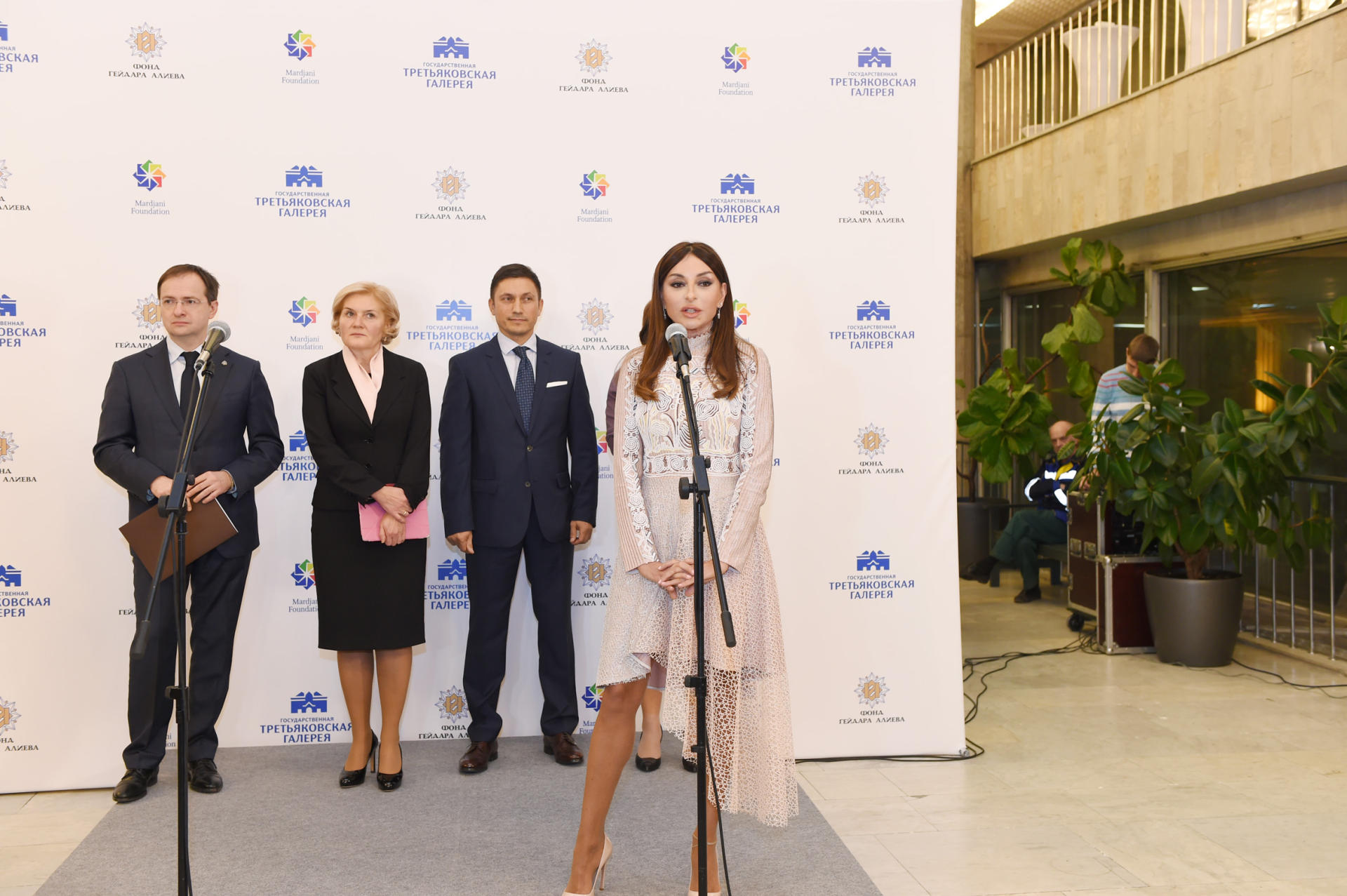 Mehriban Aliyeva attends Azerbaijani artists’ exhibition in Russia