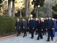 Azerbaijani president, his family pay tribute to national leader Heydar Aliyev (PHOTO)