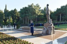 Azerbaijani president, his family pay tribute to national leader Heydar Aliyev (PHOTO)