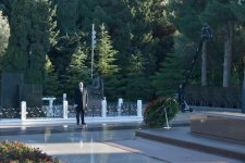 Azerbaijani president, his family pay tribute to national leader Heydar Aliyev (PHOTO)