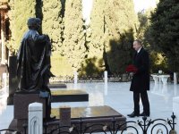 Azerbaijani president, his family pay tribute to national leader Heydar Aliyev (PHOTO)