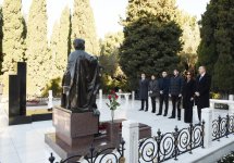 Azerbaijani president, his family pay tribute to national leader Heydar Aliyev (PHOTO)