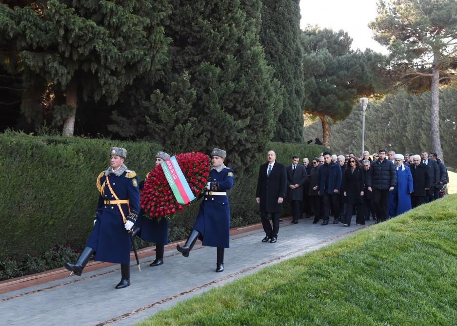 Azerbaijani president, his family pay tribute to national leader Heydar Aliyev (PHOTO)