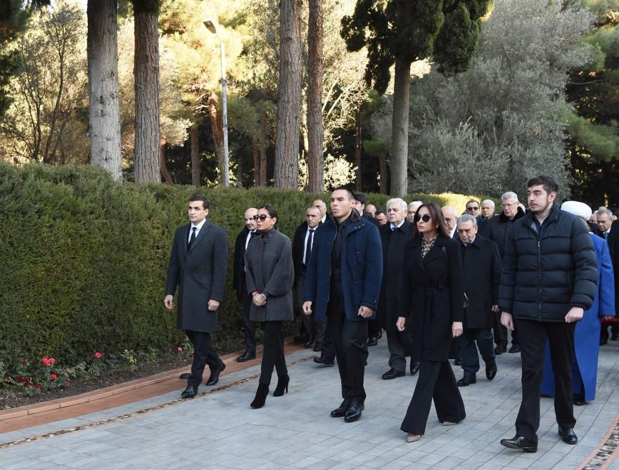 Azerbaijani president, his family pay tribute to national leader Heydar Aliyev (PHOTO)