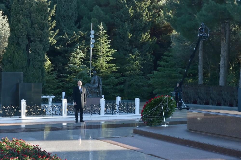 Azerbaijani president, his family pay tribute to national leader Heydar Aliyev (PHOTO)