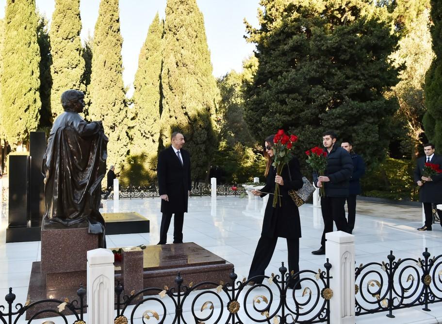 Azerbaijani president, his family pay tribute to national leader Heydar Aliyev (PHOTO)