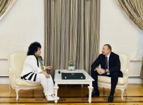 Ilham Aliyev presents Heydar Aliyev Order to outstanding singer (PHOTO)