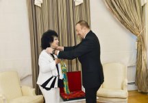Ilham Aliyev presents Heydar Aliyev Order to outstanding singer (PHOTO)