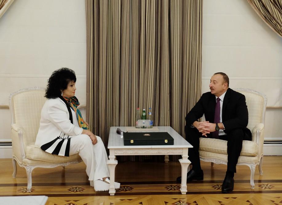 Ilham Aliyev presents Heydar Aliyev Order to outstanding singer (PHOTO)