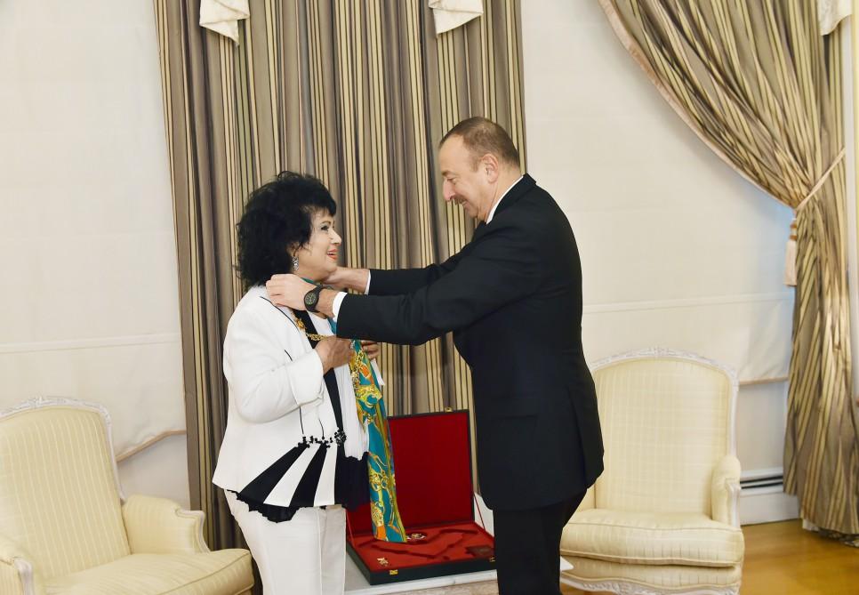 Ilham Aliyev presents Heydar Aliyev Order to outstanding singer (PHOTO)