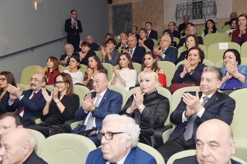 Mehriban Aliyeva watches mugham opera at Marionette Theatre (PHOTO)