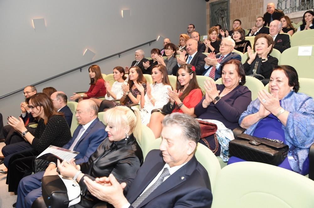 Mehriban Aliyeva watches mugham opera at Marionette Theatre (PHOTO)