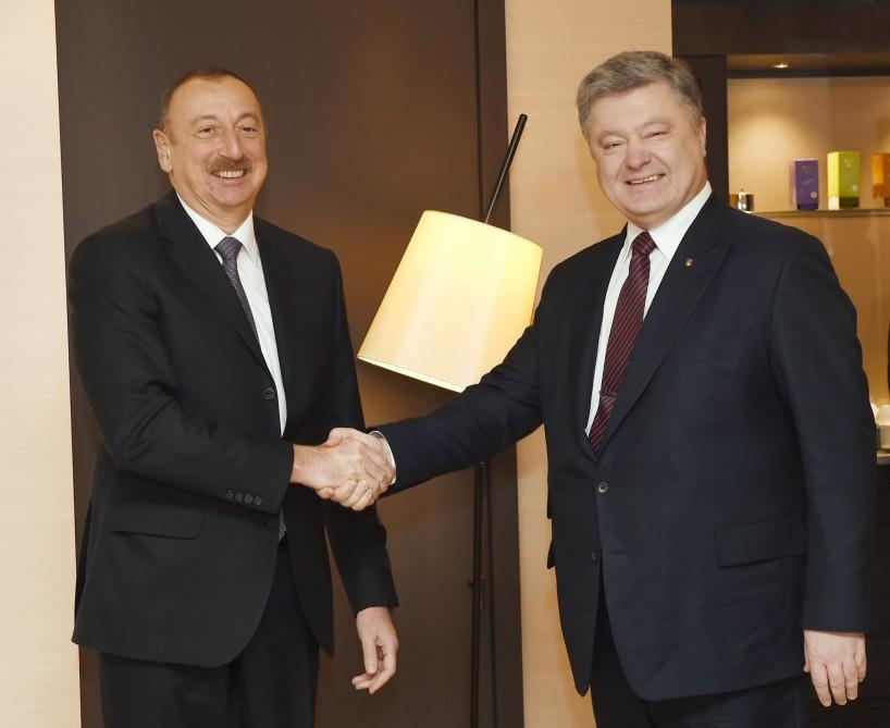 Ilham Aliyev meets Ukraine's Poroshenko (PHOTO)