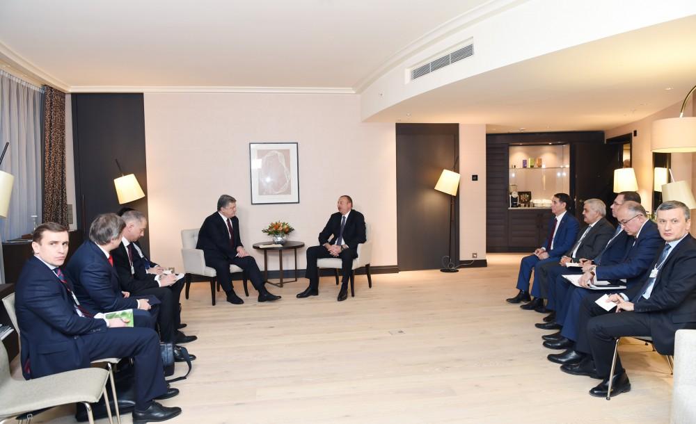 Ilham Aliyev meets Ukraine's Poroshenko (PHOTO)