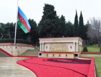 Azerbaijani president pays tribute to martyrs (PHOTO)