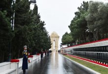 Azerbaijani president pays tribute to martyrs (PHOTO)